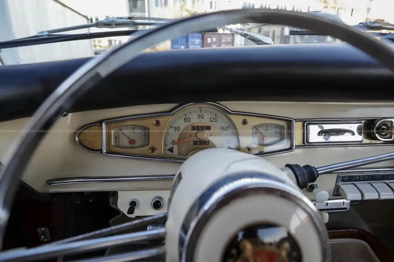 Armaturenbrett und Lenkrad einer Borgward Isabella Coupé mit zentralem Tachometer und Bedienelementen.