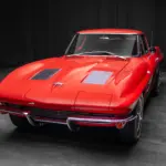 Rote 1963 Chevrolet Corvette Split-Window, frontal vor dunklem Hintergrund.