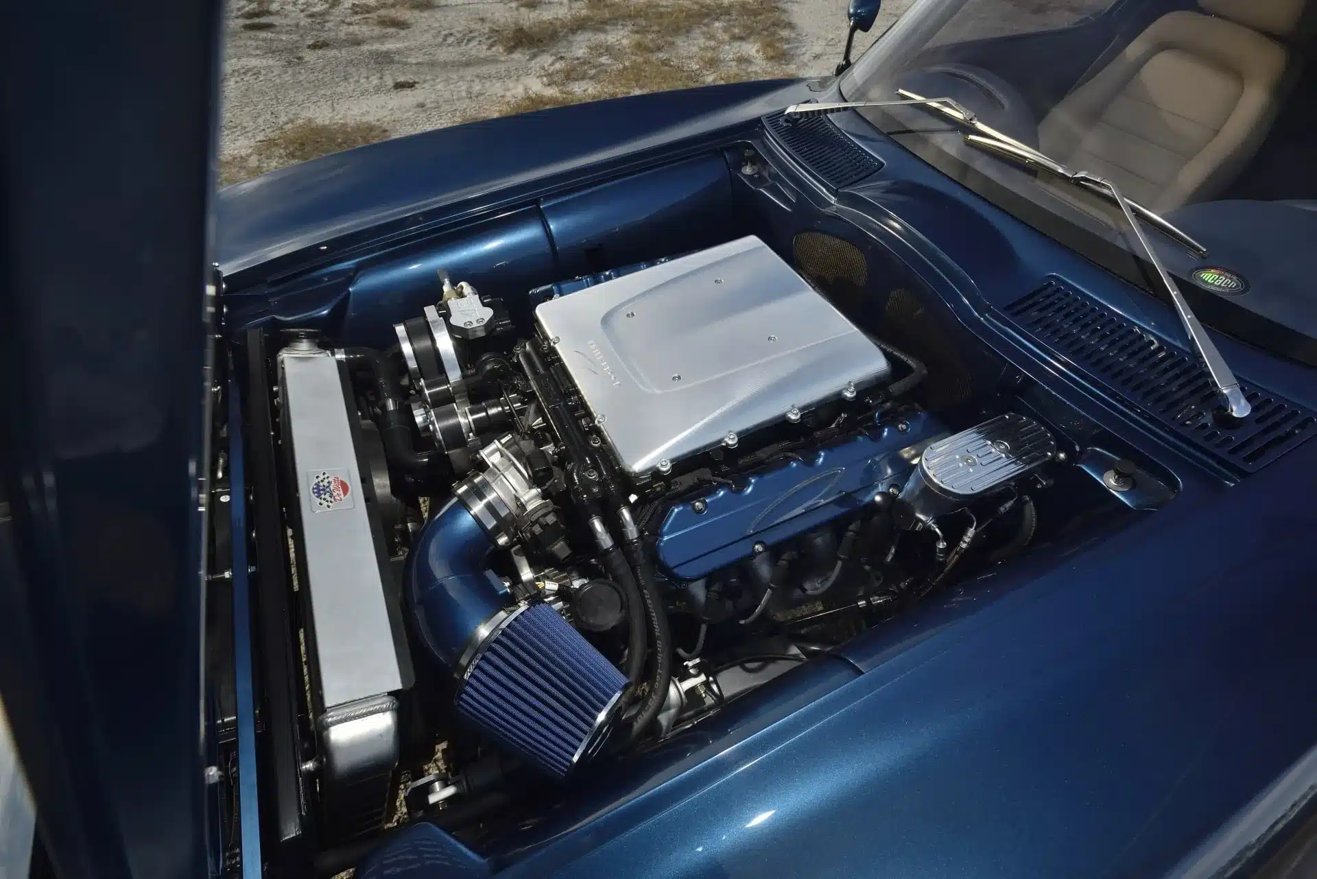 Blick in den Motorraum einer blauen 1963 Chevrolet Corvette Split Window mit modernisiertem V8-Motor