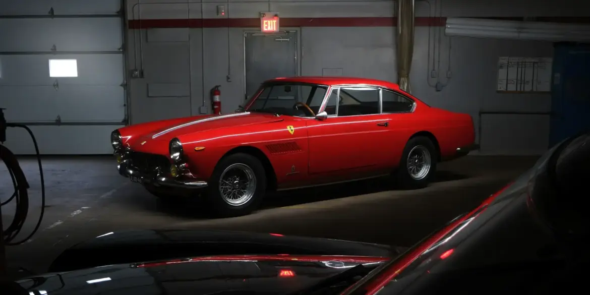Restaurierter Ferrari 250 GTE Series III, Baujahr 1963, in roter Lackierung in einer Garage.