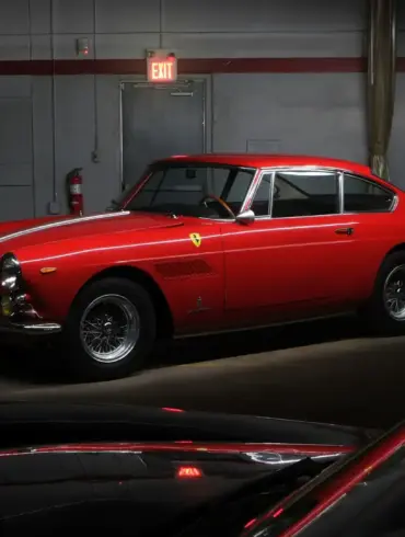 Restaurierter Ferrari 250 GTE Series III, Baujahr 1963, in roter Lackierung in einer Garage.