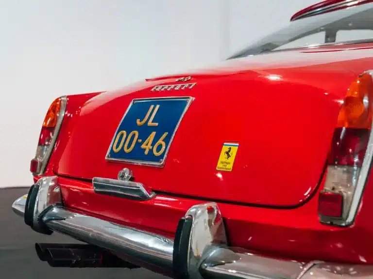 Rotes Heck eines Ferrari 250 GTE 2+2 Series III mit blauem niederländischem Kennzeichen JL-00-46 und Ferrari-Emblem