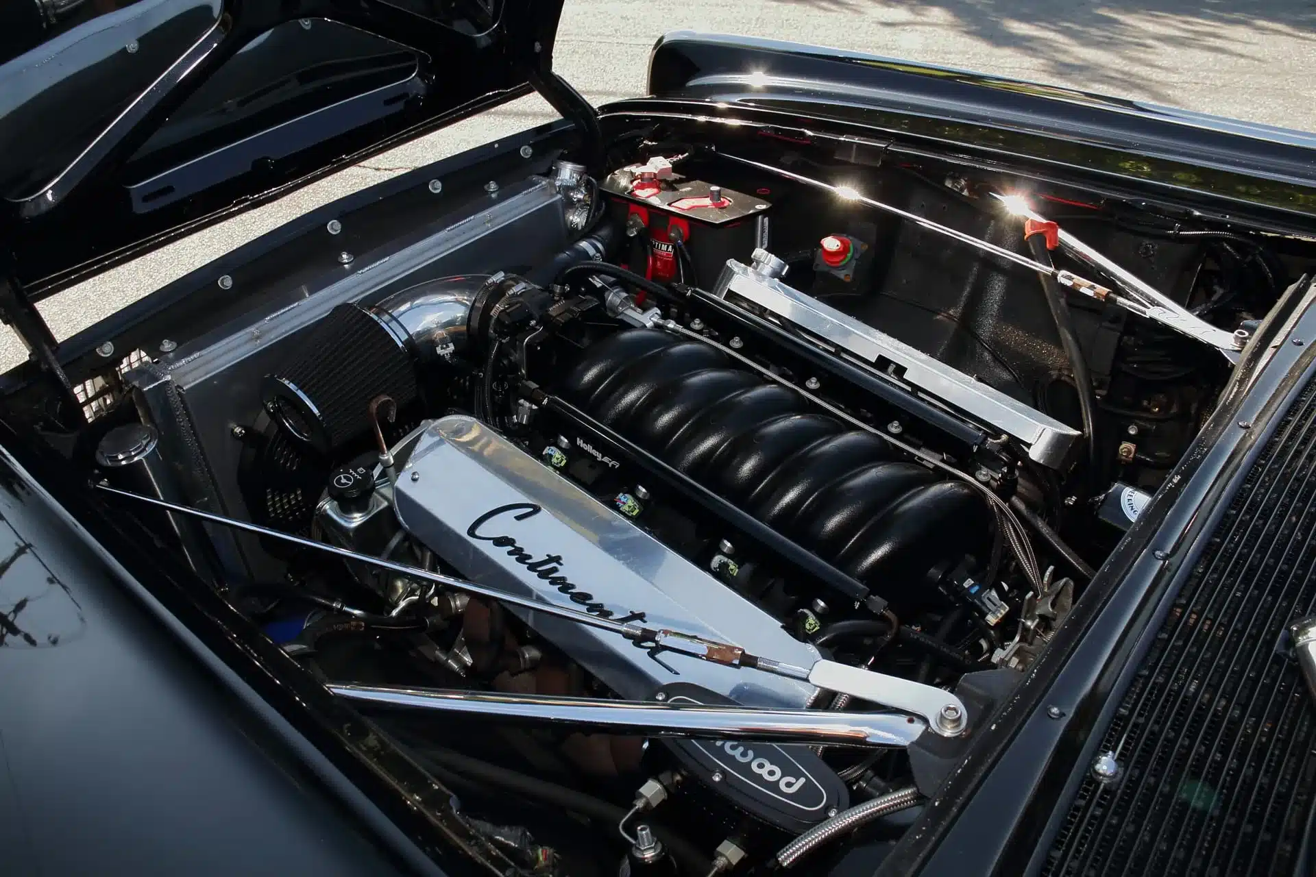 Modifizierter LS‑V8-Motor im Motorraum eines 1964 Lincoln Continental, offen dargestellt