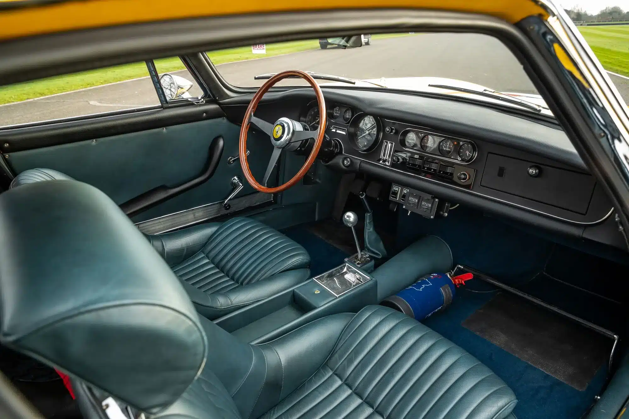 Blaues Lederinterieur und Armaturenbrett eines Ferrari 275 GTB Long Nose Alloy von 1965