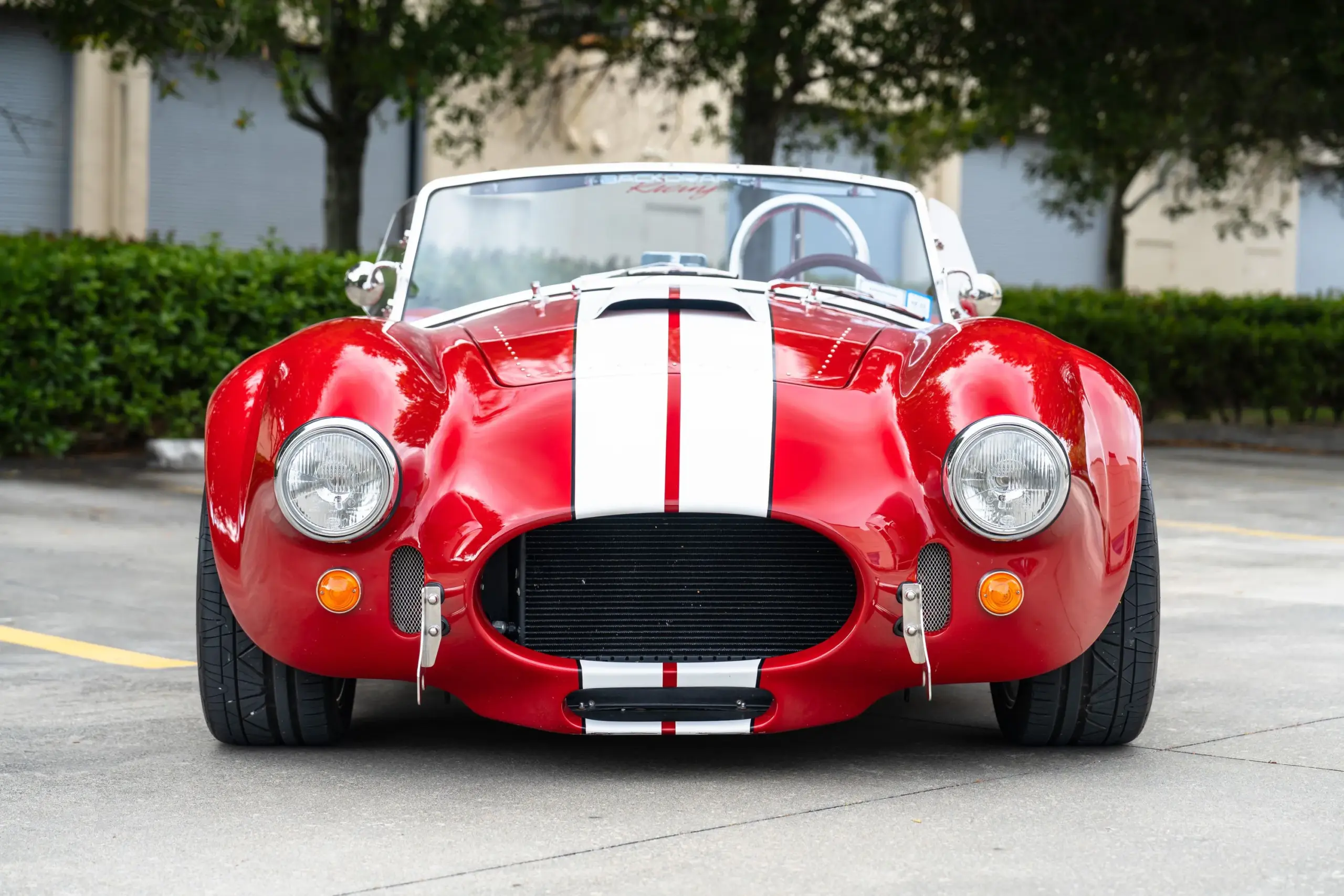 Salsa Rote 1965 Ford Backdraft Cobra mit weißen Streifen, von vorne fotografiert