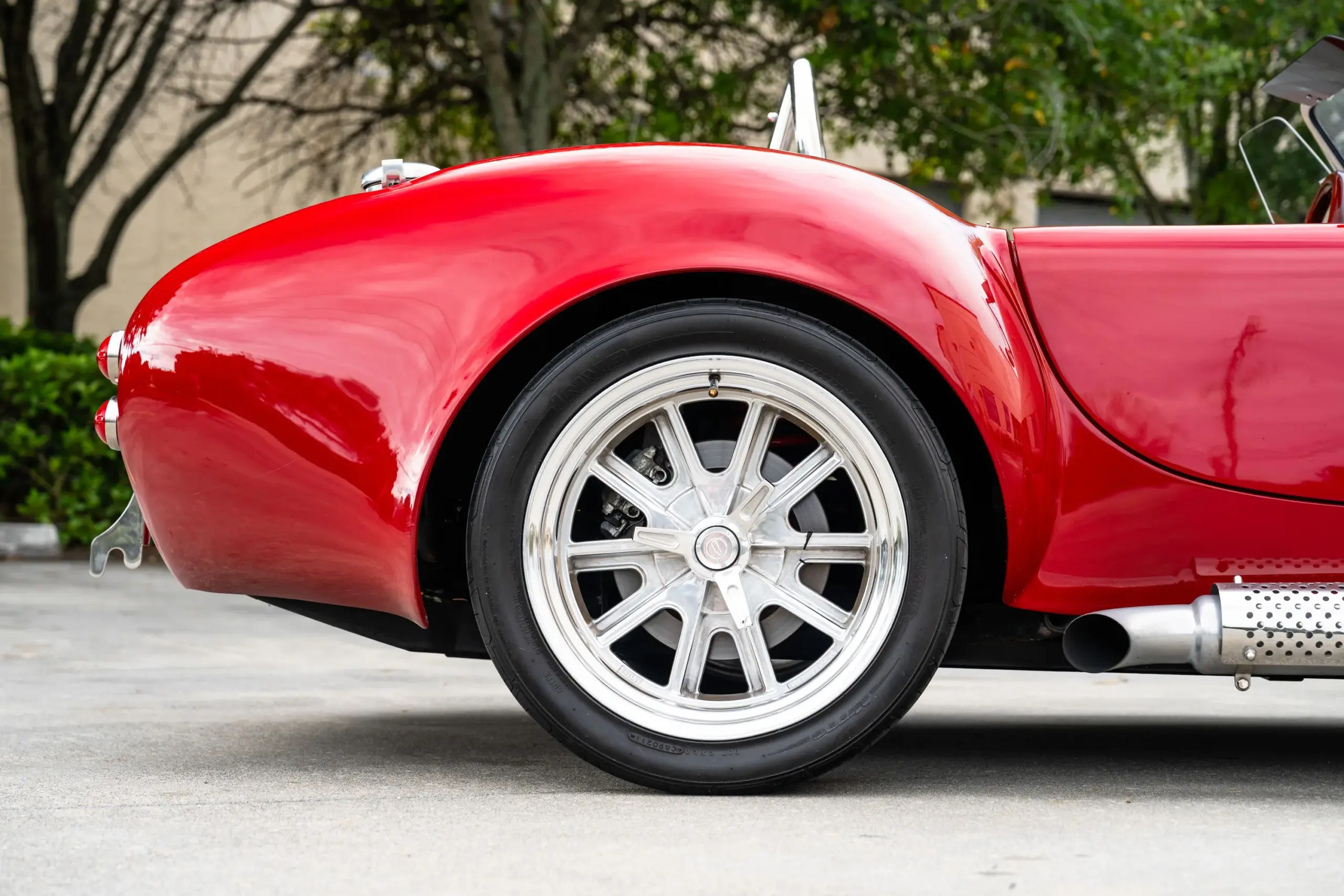 Rote Backdraft Cobra mit 18-Zoll-Felge, Nitto-Invo-Reifen und seitlichem Auspuffrohr, Detailansicht Heck und Rad