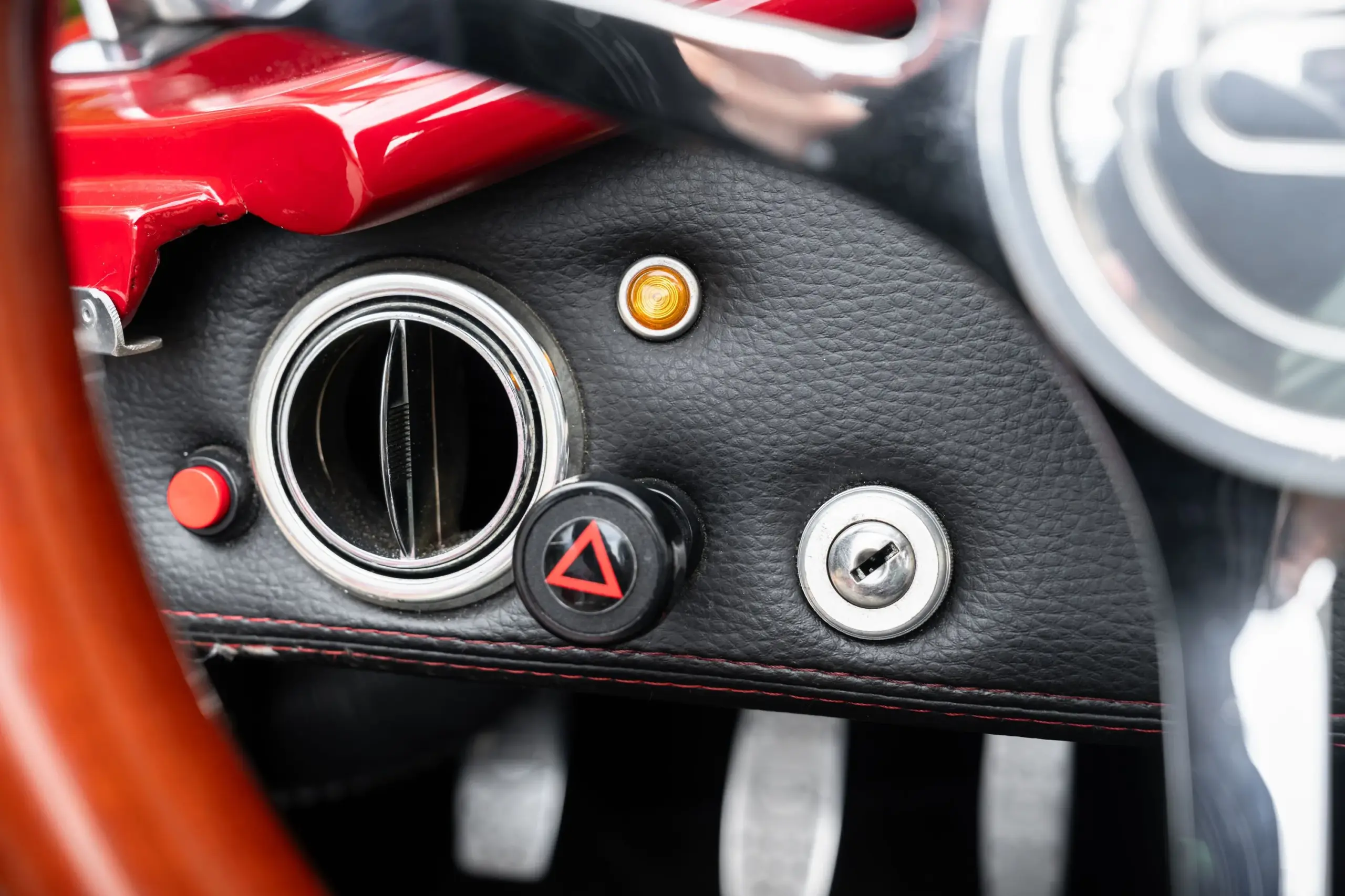 Detailaufnahme des Armaturenbretts mit Lüftungsdüse, Warnblinkschalter und Zündschloss der 1965 Ford Backdraft Cobra