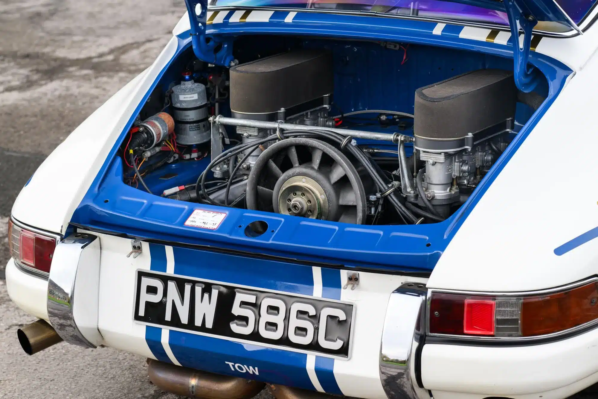 Offener Motorraum eines blauen Porsche 911 von 1965 mit sichtbarem Sechszylinder-Boxermotor und Rennsportumbau