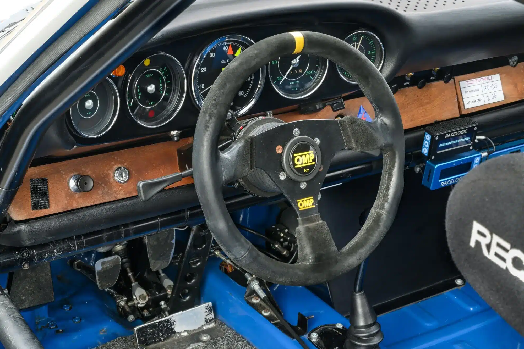 Blick ins Cockpit eines Porsche 911 SWB 2.0 von 1965 mit OMP-Sportlenkrad, klassischem Rundinstrumentenbrett und moderner Renntechnik