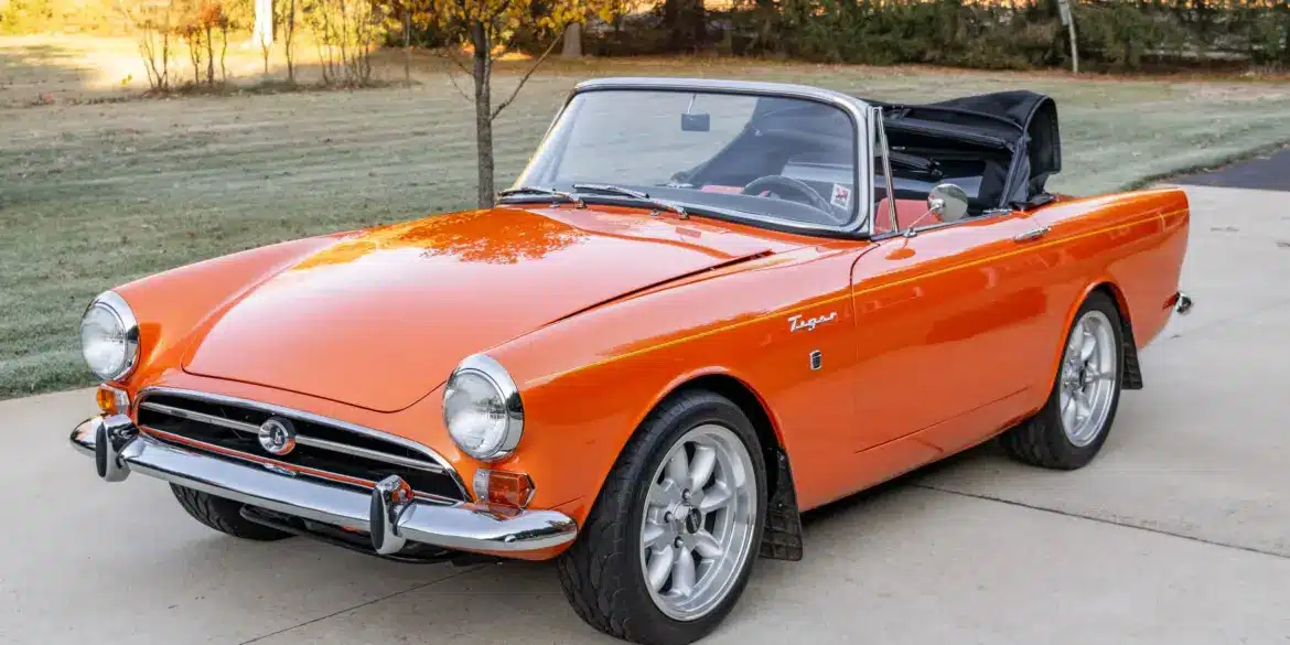 Sunbeam Tiger Mk1 Roadster in warmer Creamsicle-Perleffektlackierung, offen, auf einer Auffahrt.