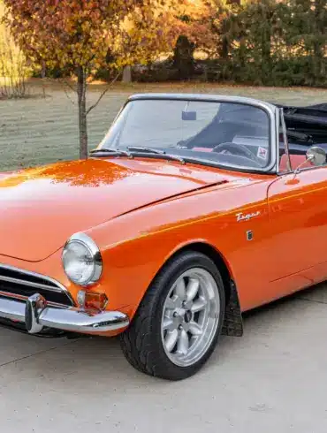 Sunbeam Tiger Mk1 Roadster in warmer Creamsicle-Perleffektlackierung, offen, auf einer Auffahrt.