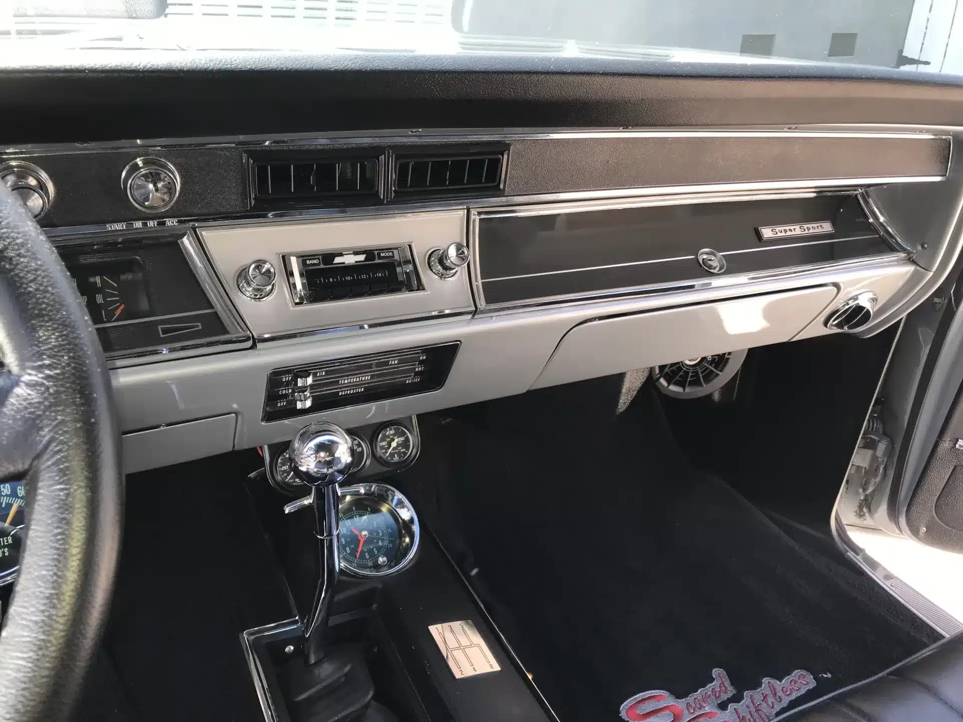 Cockpit und Armaturenbrett eines Chevrolet Chevelle Super Sport Baujahr 1966 mit Schaltgetriebe