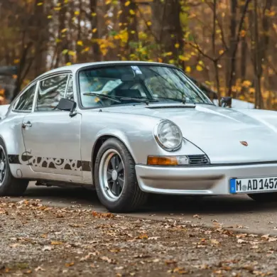 Silberner Porsche 911 S SWB Baujahr 1967 mit originalen Fuchs-Felgen und RS-inspirierten Karosserieelementen auf einer herbstlichen Straße.