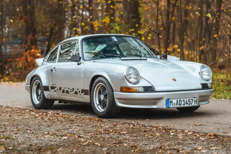 Silberner Porsche 911 S SWB Baujahr 1967 mit originalen Fuchs-Felgen und RS-inspirierten Karosserieelementen auf einer herbstlichen Straße.