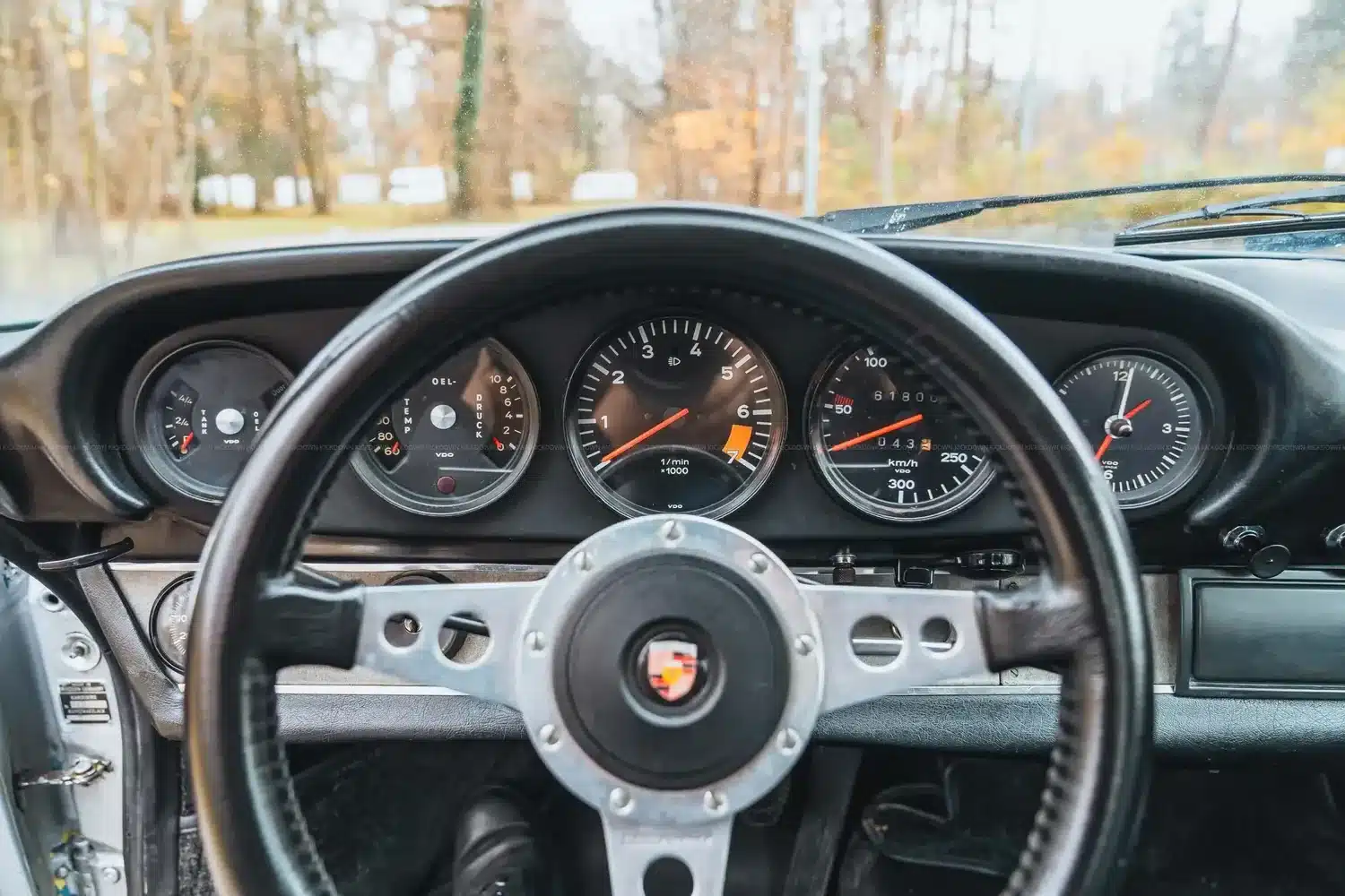 Blick durch das Lenkrad auf die Instrumente eines Porsche 911 S SWB, Baujahr 1967