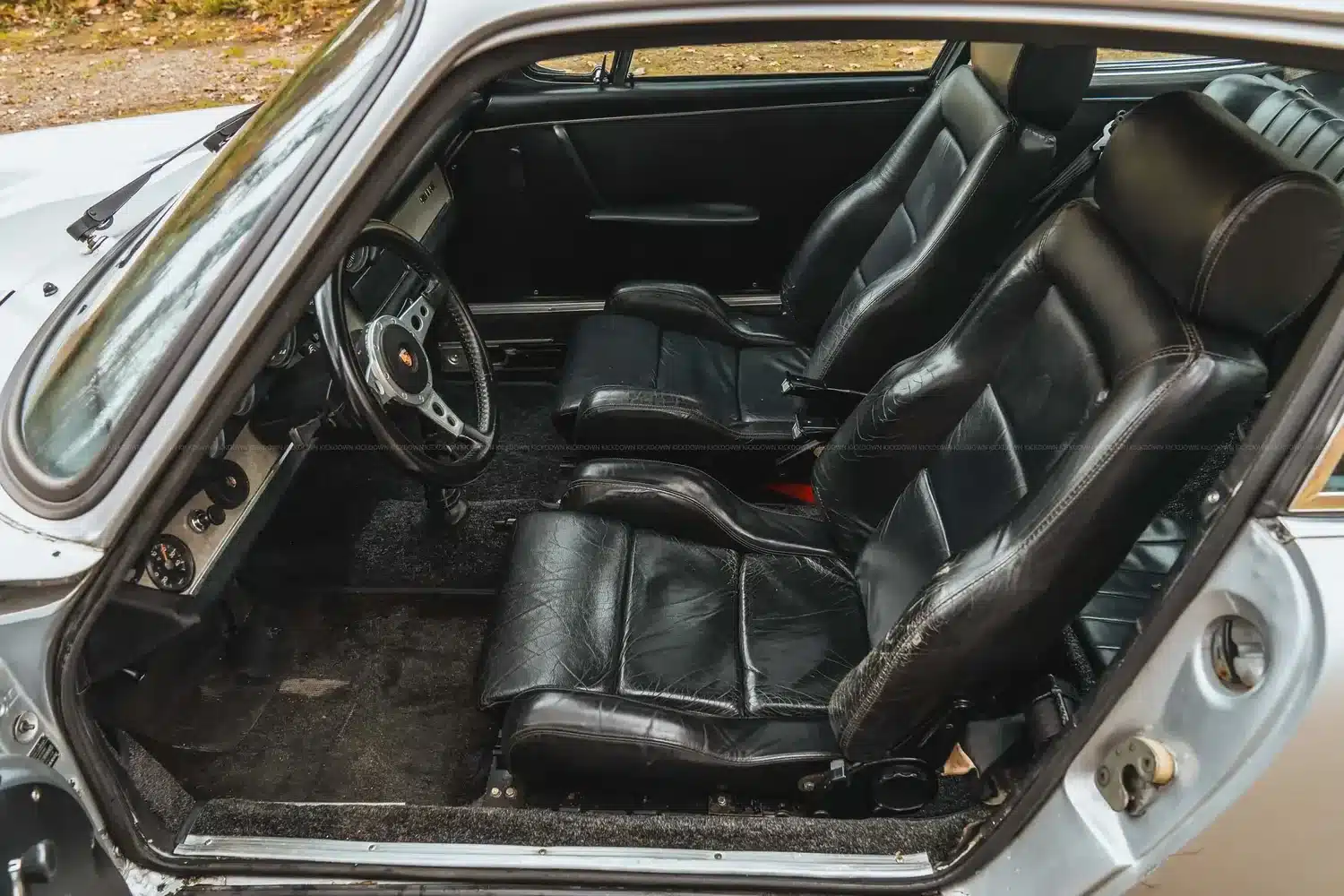 Innenansicht eines 1967er Porsche 911 S SWB mit schwarzen Ledersportsitzen und klassischem Armaturenbrett