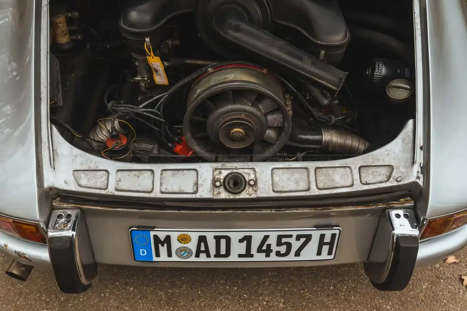 Offener Heckbereich mit Sechszylinder-Boxermotor eines Porsche 911 S SWB, historischem Kennzeichen und sichtbarer Patina