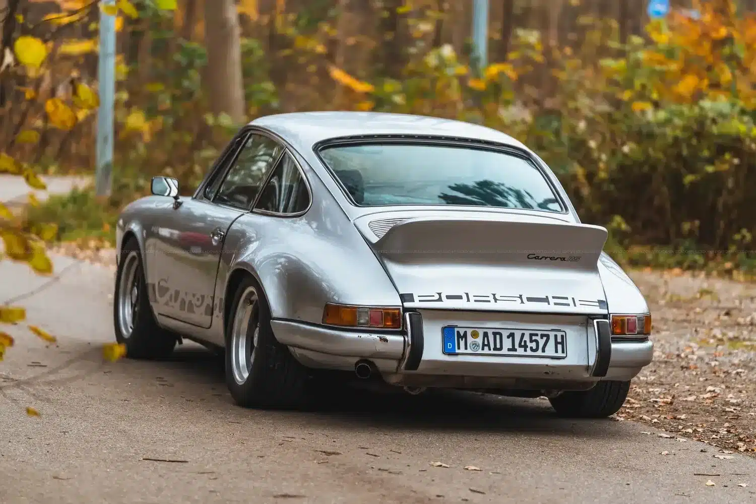 Heckansicht eines silbernen Porsche 911 S SWB mit Carrera RS-Umbau auf einer Landstraße, Münchener H-Kennzeichen