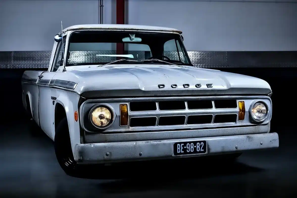 Originaler 1968 Dodge D100 Pickup mit Patina von vorn fotografiert