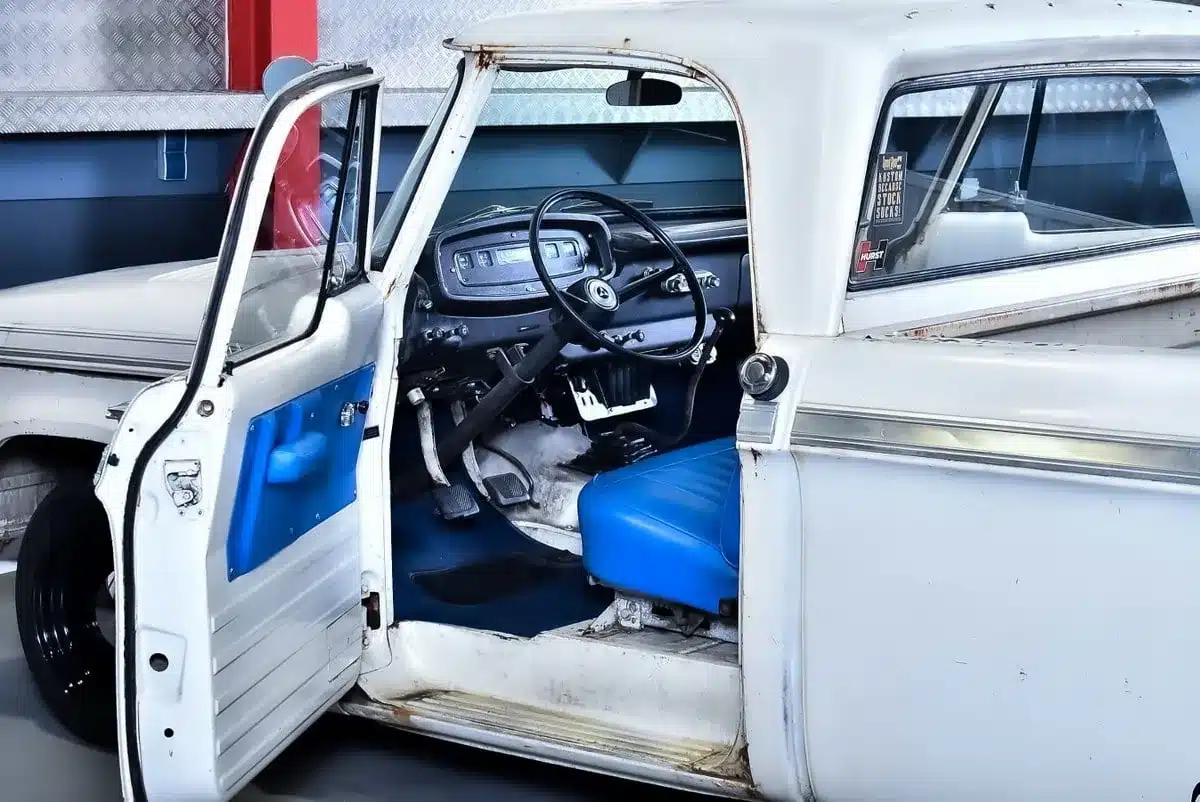 Geöffnete Fahrertür eines Dodge D100 von 1968, Blick auf das originale Armaturenbrett und den neu bezogenen Ledersitz.