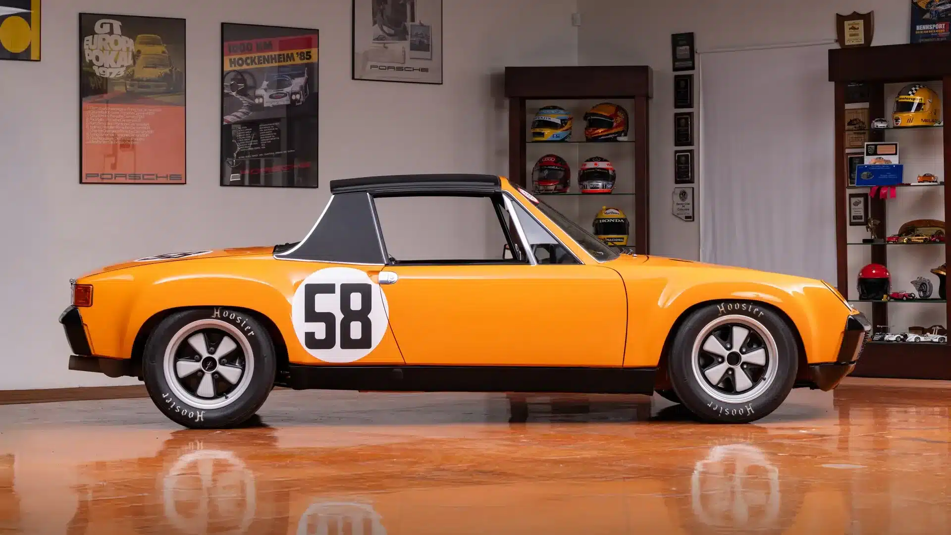 Seitliche Ansicht eines orangefarbenen Porsche 914/6 R mit Targa-Dach und Rennnummer 58