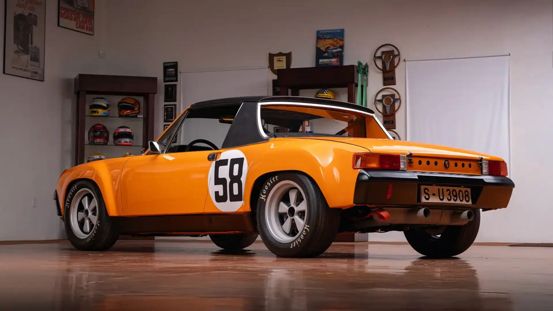 Seitenansicht eines gelben Porsche 914/6 R von 1970 mit Startnummer 58 in einer Garage, Rennsport-Details sichtbar.