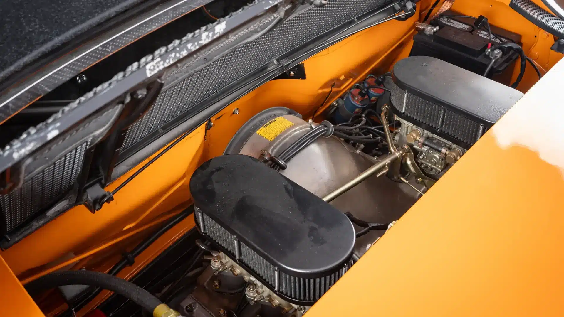 Detailaufnahme des Sechszylinder-Boxermotors eines Porsche 914/6 R mit sichtbaren Vergasern und Motorkomponenten.