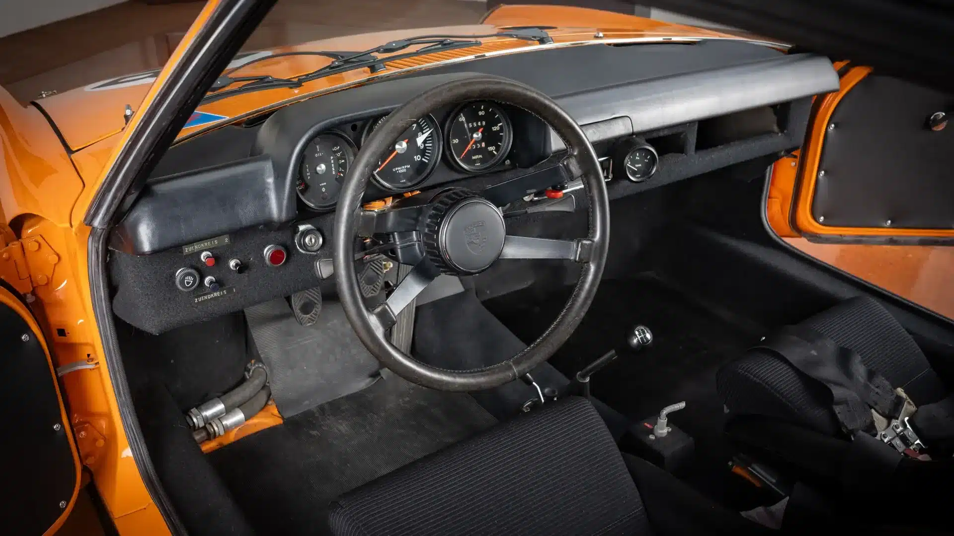 Blick ins Cockpit eines Porsche 914/6 R von 1970 mit Lenkrad, Armaturenbrett und Schalthebel