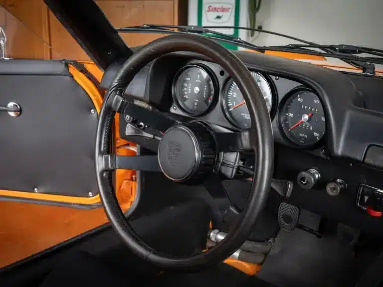 Blick auf das Lenkrad, die Instrumente und den Innenraum eines Porsche 914/6 R von 1970