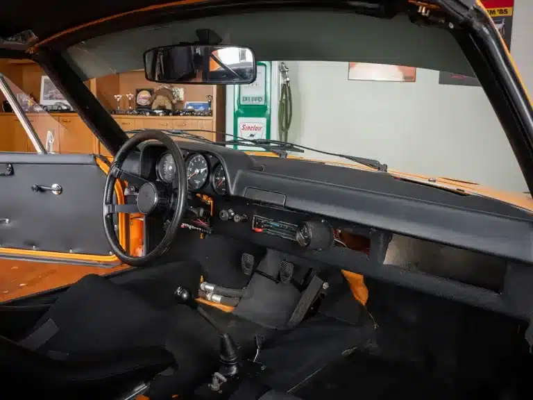 Innenraum eines Porsche 914/6 R mit Blick auf das Armaturenbrett und die Instrumente.