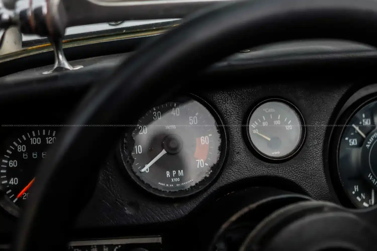 Nahaufnahme der Armaturentafel mit analogen Anzeigen im Morgan 4/4 Competition, Baujahr 1971.