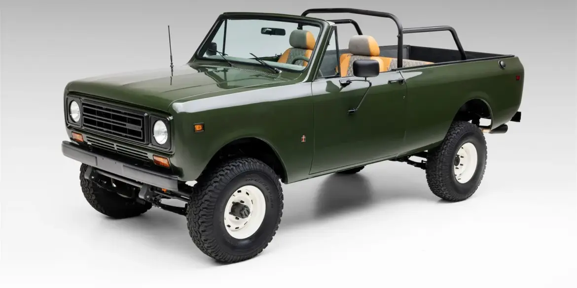 International Harvester Scout II Traveler, Baujahr 1978, dunkelgrün, ohne Hardtop, mit Überrollbügel und Offroad-Reifen, Studioaufnahme