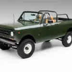 International Harvester Scout II Traveler, Baujahr 1978, dunkelgrün, ohne Hardtop, mit Überrollbügel und Offroad-Reifen, Studioaufnahme