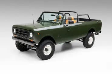 International Harvester Scout II Traveler, Baujahr 1978, dunkelgrün, ohne Hardtop, mit Überrollbügel und Offroad-Reifen, Studioaufnahme