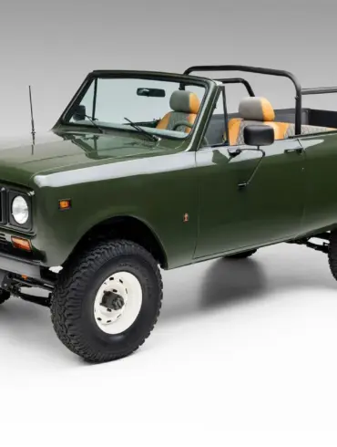 International Harvester Scout II Traveler, Baujahr 1978, dunkelgrün, ohne Hardtop, mit Überrollbügel und Offroad-Reifen, Studioaufnahme