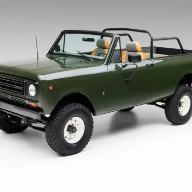 International Harvester Scout II Traveler, Baujahr 1978, dunkelgrün, ohne Hardtop, mit Überrollbügel und Offroad-Reifen, Studioaufnahme