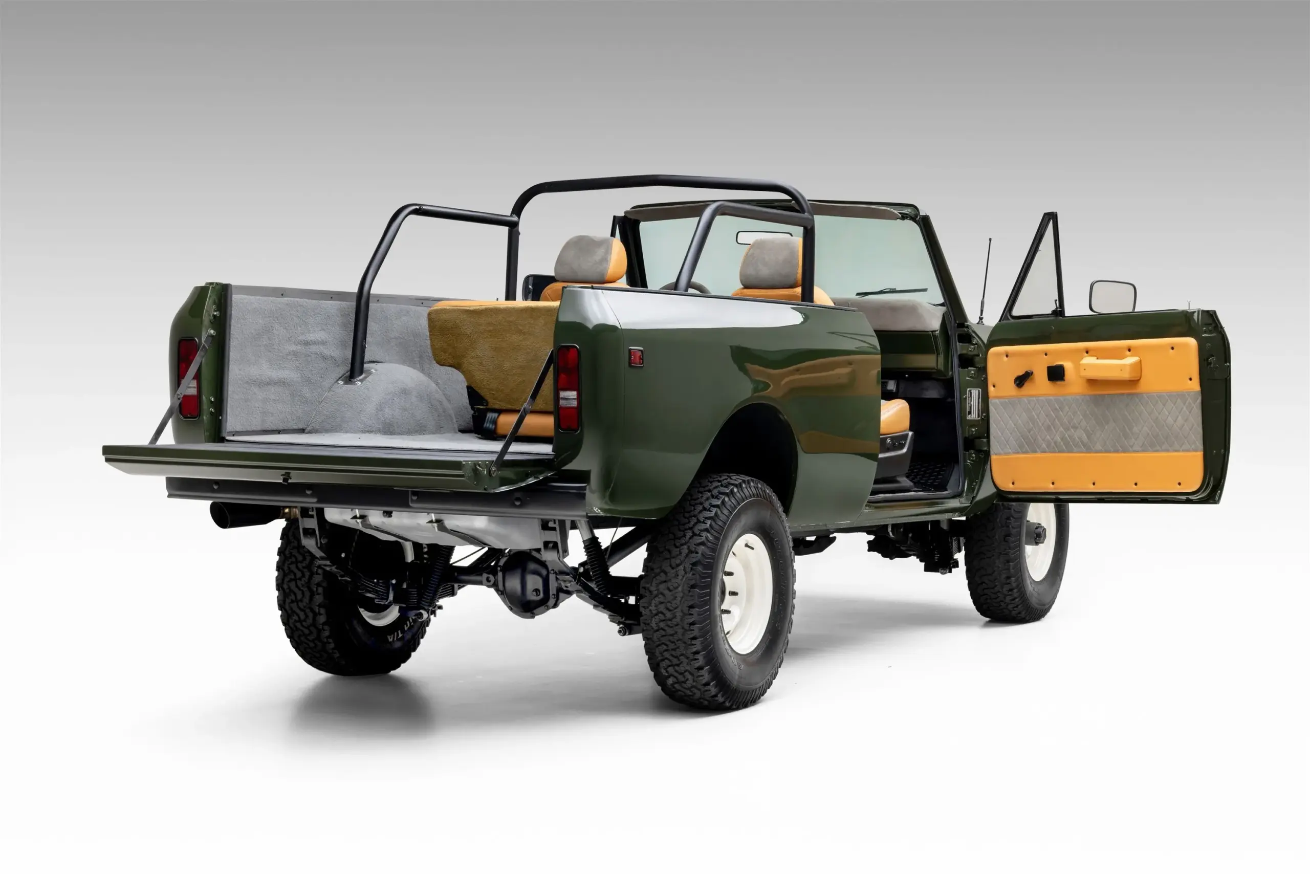 Offener International Harvester Scout II Traveler mit grünem Lack, ohne Hardtop, und sichtbarer moderner Innenausstattung.
