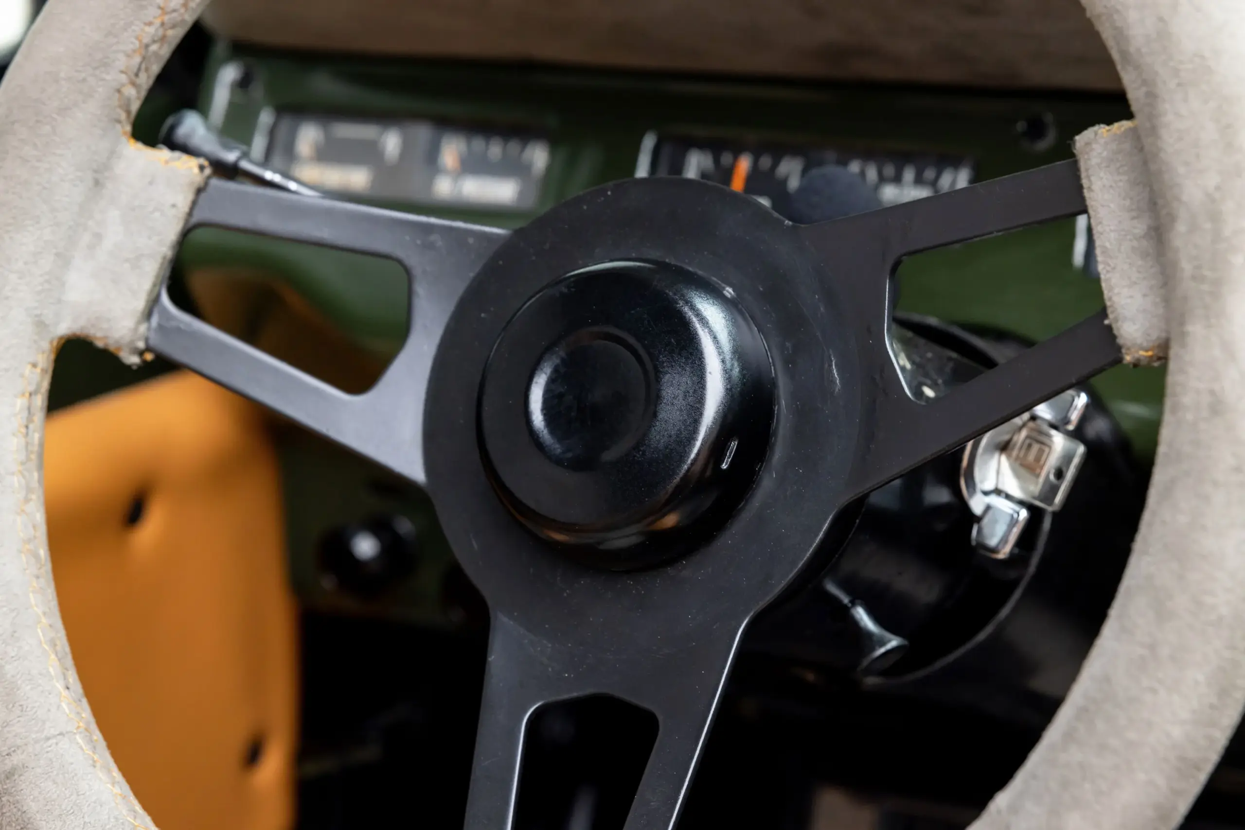 Mikrosuede-bezogenes Lenkrad und klassisches Armaturenbrett eines International Harvester Scout II Traveler, Nahaufnahme