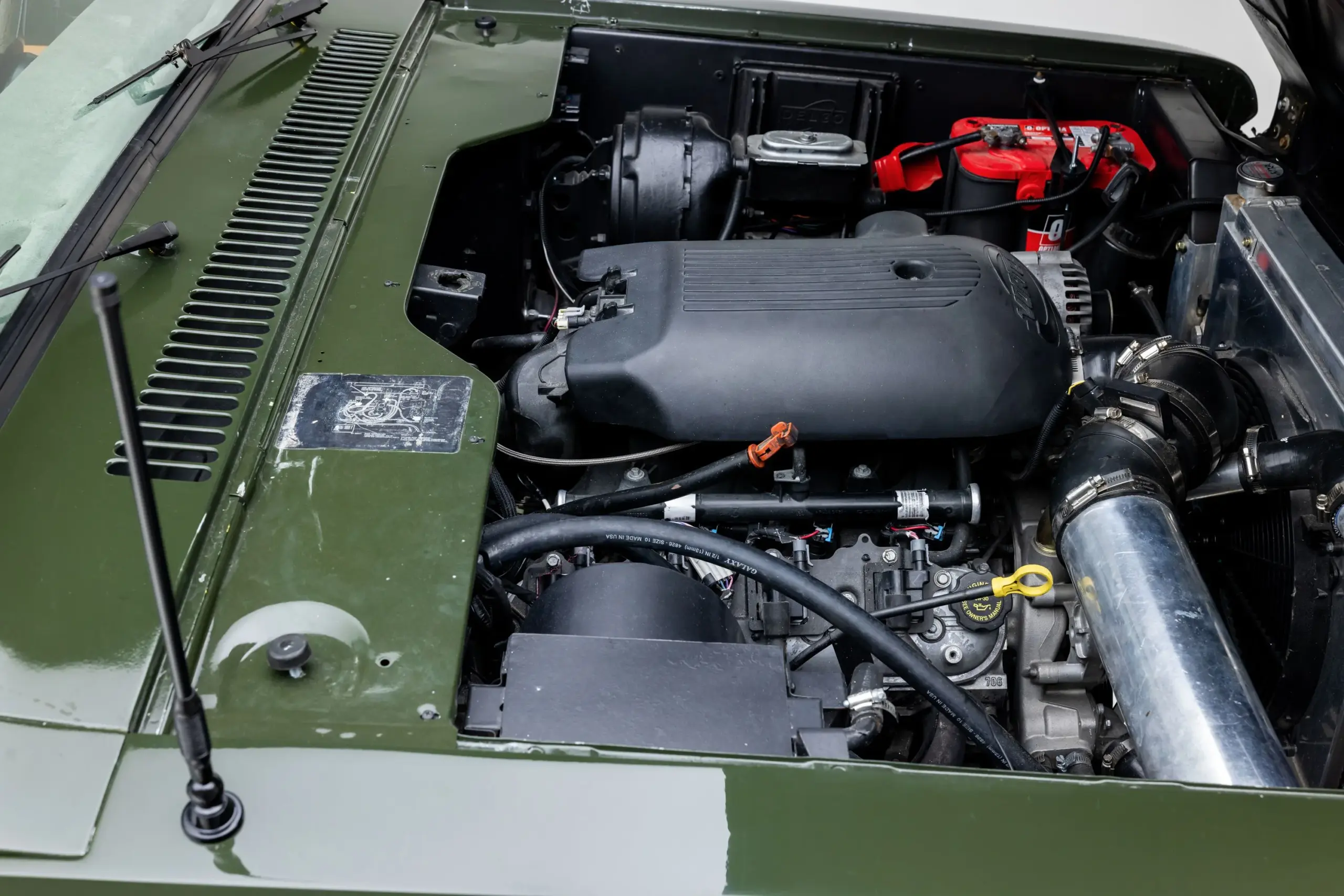 Motorraum des 1978 International Harvester Scout II Traveler mit modernisiertem V8-Motor