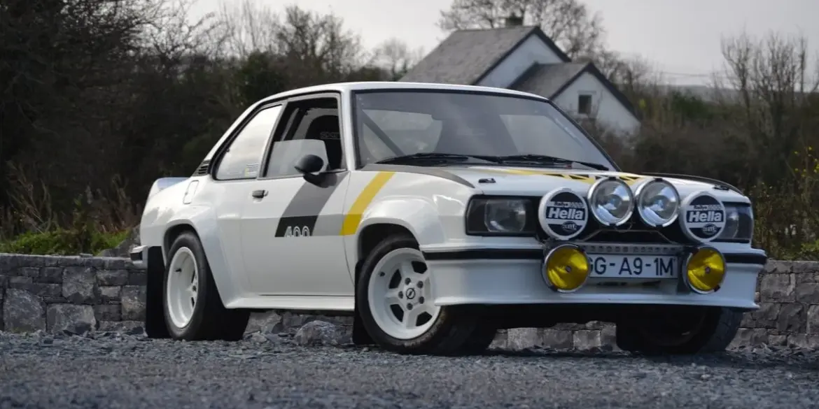 Restaurierter Opel Ascona 400R von 1980 mit Hella-Zusatzscheinwerfern und periodenkorrektem Rallye-Look, seitlich fotografiert