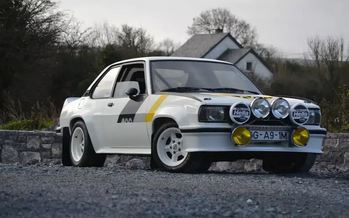 Restaurierter Opel Ascona 400R von 1980 mit Hella-Zusatzscheinwerfern und periodenkorrektem Rallye-Look, seitlich fotografiert