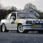 Restaurierter Opel Ascona 400R von 1980 mit Hella-Zusatzscheinwerfern und periodenkorrektem Rallye-Look, seitlich fotografiert