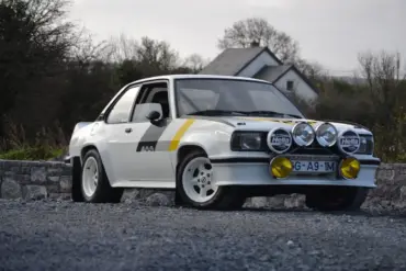 Restaurierter Opel Ascona 400R von 1980 mit Hella-Zusatzscheinwerfern und periodenkorrektem Rallye-Look, seitlich fotografiert