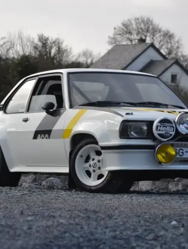 Restaurierter Opel Ascona 400R von 1980 mit Hella-Zusatzscheinwerfern und periodenkorrektem Rallye-Look, seitlich fotografiert