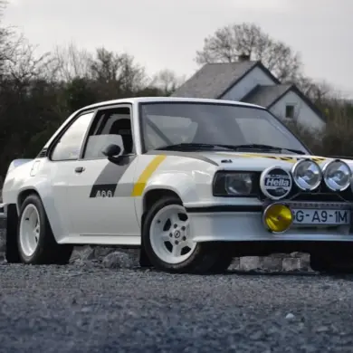 Restaurierter Opel Ascona 400R von 1980 mit Hella-Zusatzscheinwerfern und periodenkorrektem Rallye-Look, seitlich fotografiert