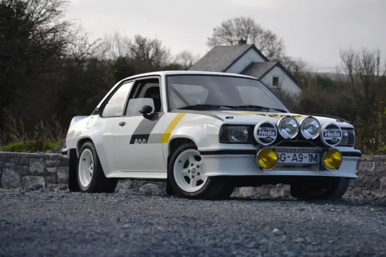 Restaurierter Opel Ascona 400R von 1980 mit Hella-Zusatzscheinwerfern und periodenkorrektem Rallye-Look, seitlich fotografiert