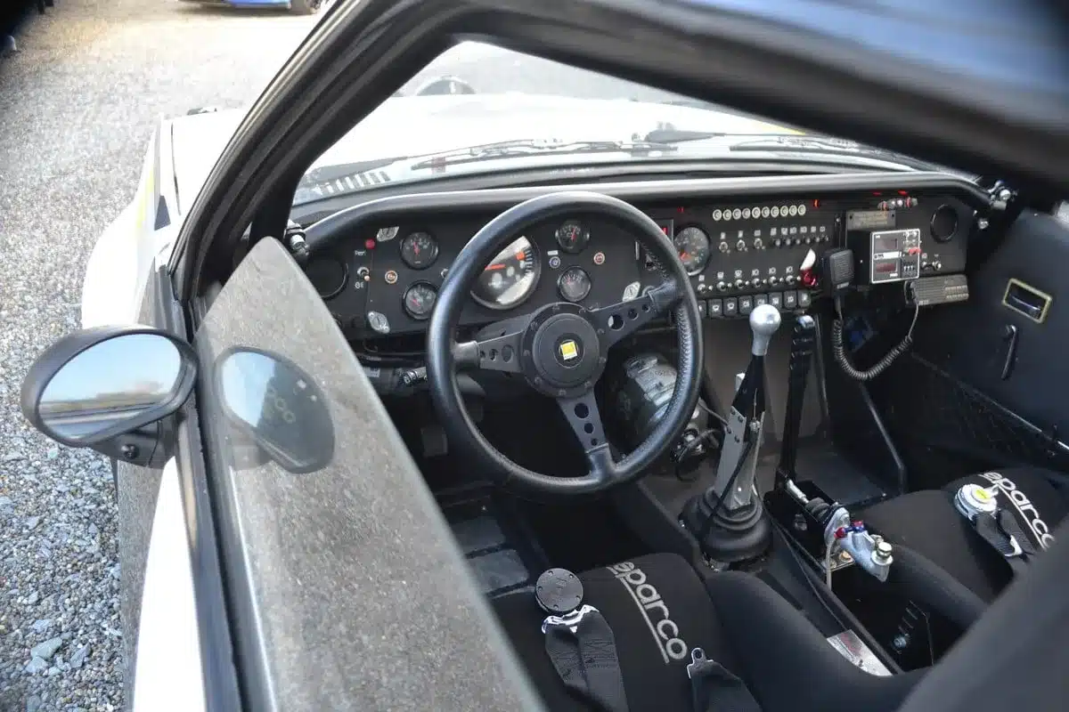 Blick ins Cockpit eines Opel Ascona 400R von 1980 mit Motorsport-Armaturenbrett und Sparco-Sitzen