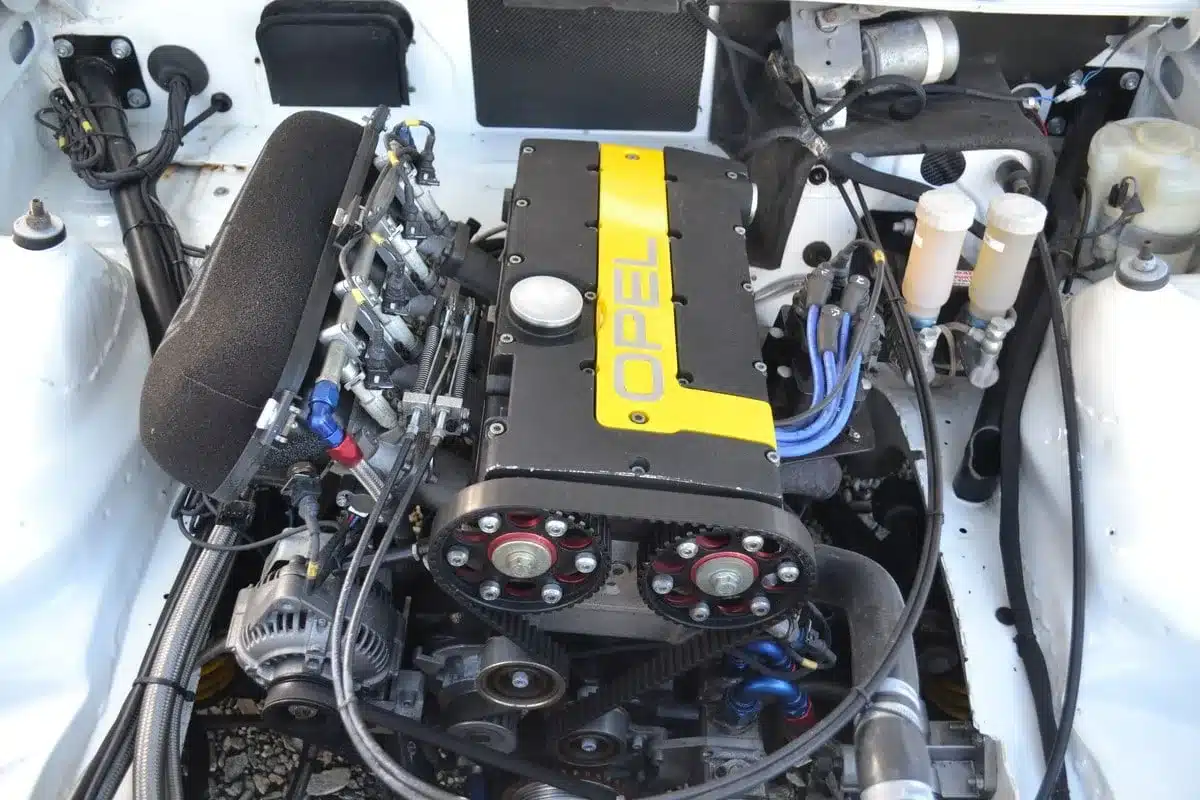 Detailaufnahme des Opel Ascona 400R Motorraums mit C20XE-Vierzylinder und moderner Renntechnik.