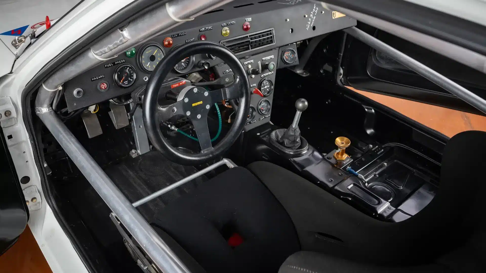 Lenkrad, Schalthebel und Armaturenbrett eines Porsche 924 GTP Rennwagens mit Überrollkäfig