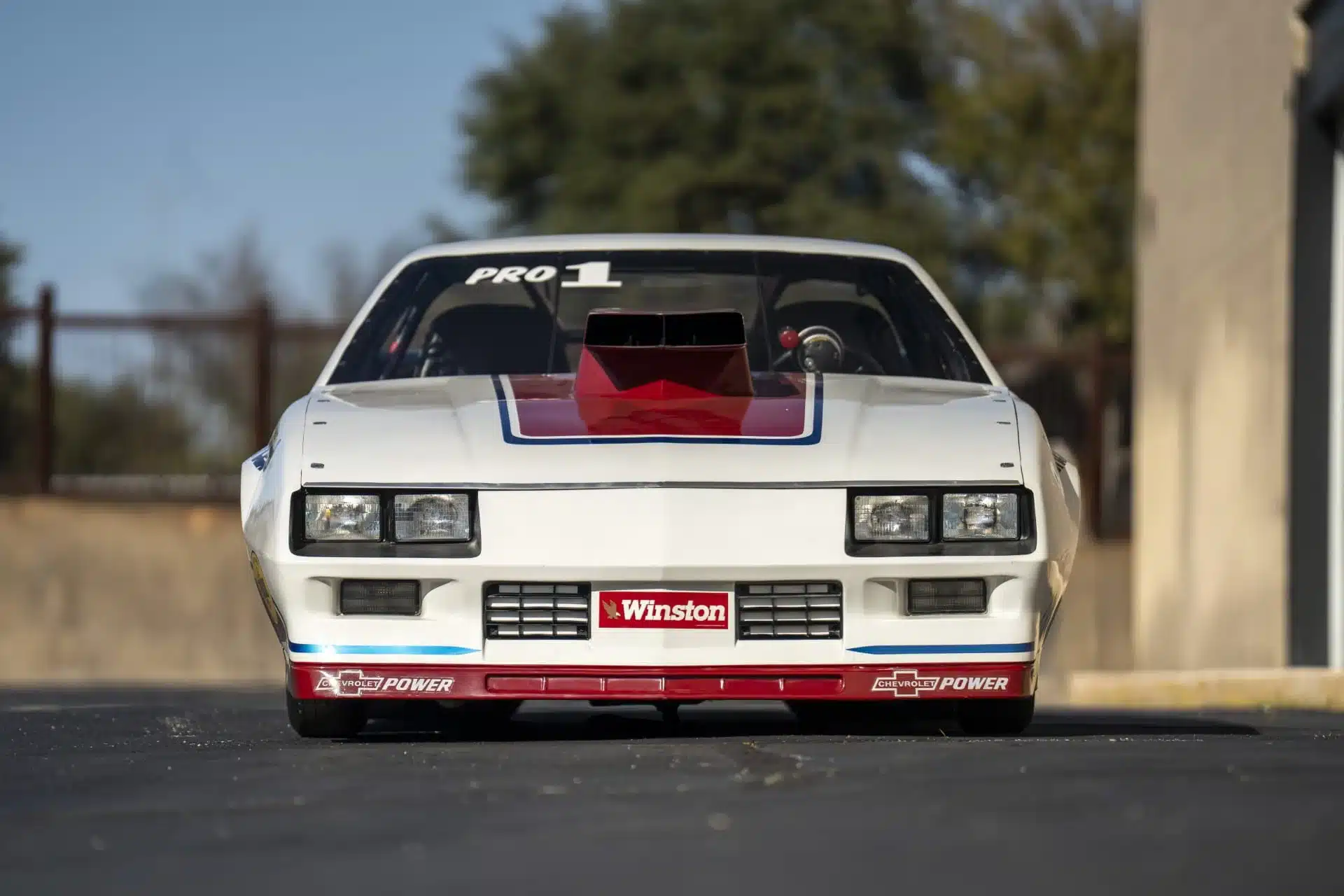 Frontansicht des 1984 Chevrolet Camaro Pro Stock mit Winston-Logo, Lufteinlass auf der Motorhaube und Rennsport-Beklebung.